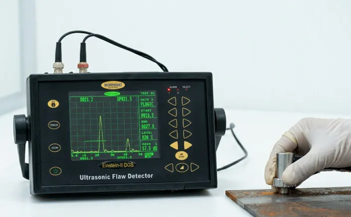 Equipamento eletrônico industrial em bancada de teste